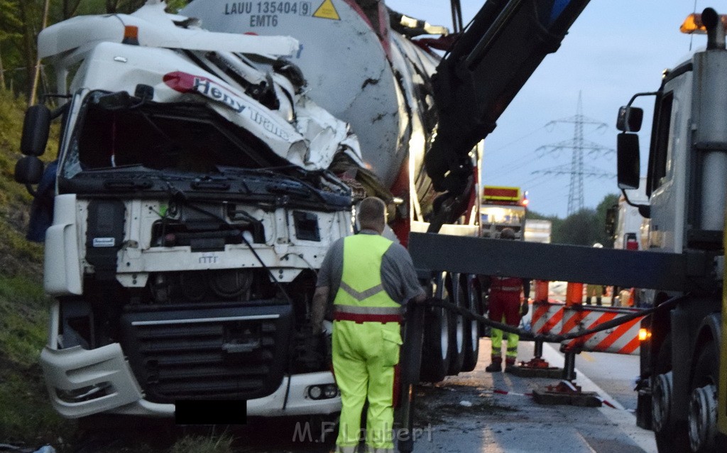 VU Gefahrgut LKW umgestuerzt A 4 Rich Koeln Hoehe AS Gummersbach P559.JPG - Miklos Laubert